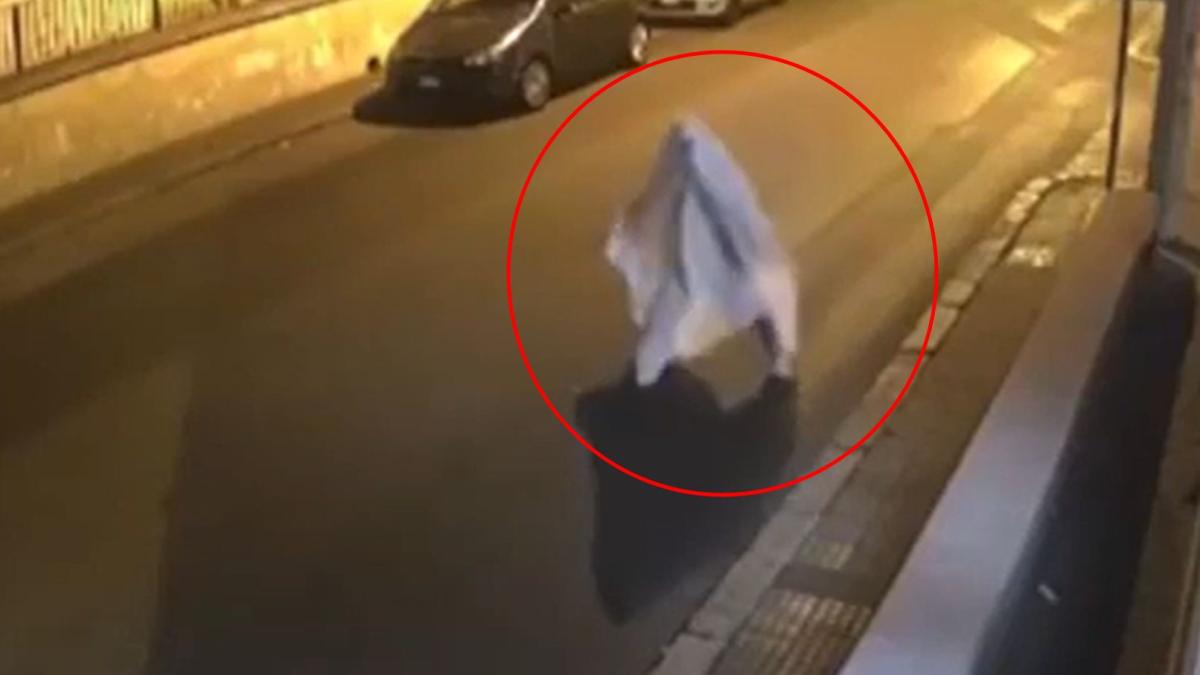 un-italian-isi-urmareste-fosta-sotie--venind-la-geamul-ei-imbracat-in-fantomaprc-c2prc-a0--video_68294800