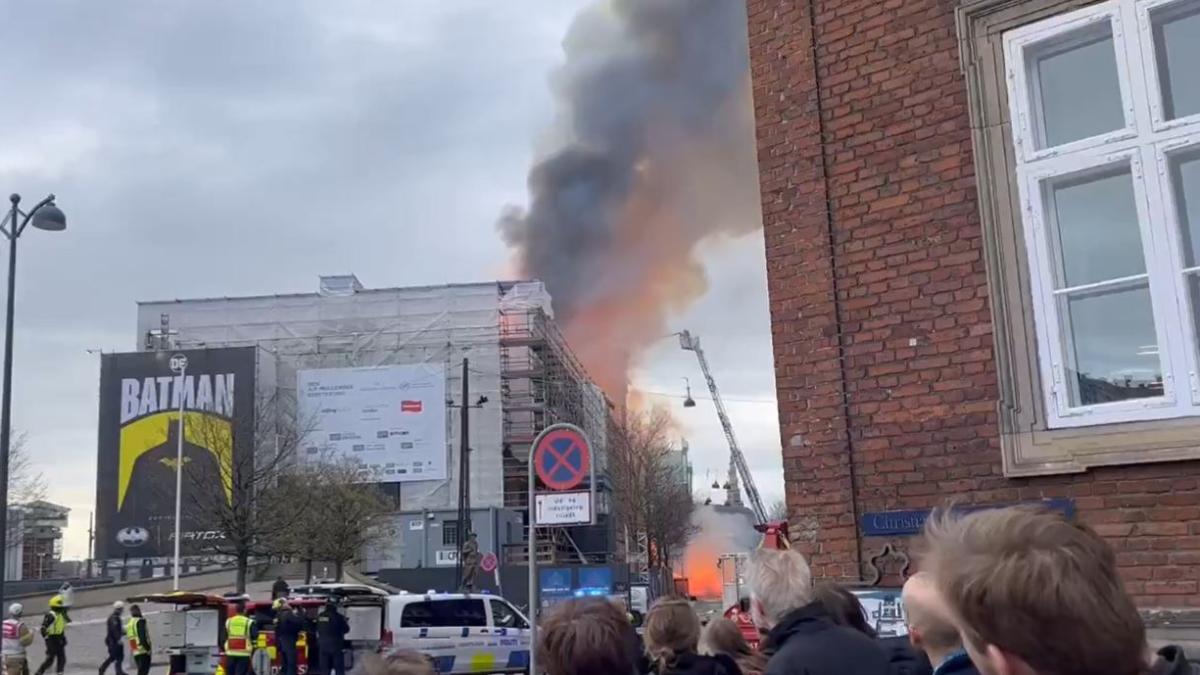 incendiu-masiv-la-bursa-de-valori-din-copenhaga--turnul-cladirii-s-a-prabusit--video_37996900