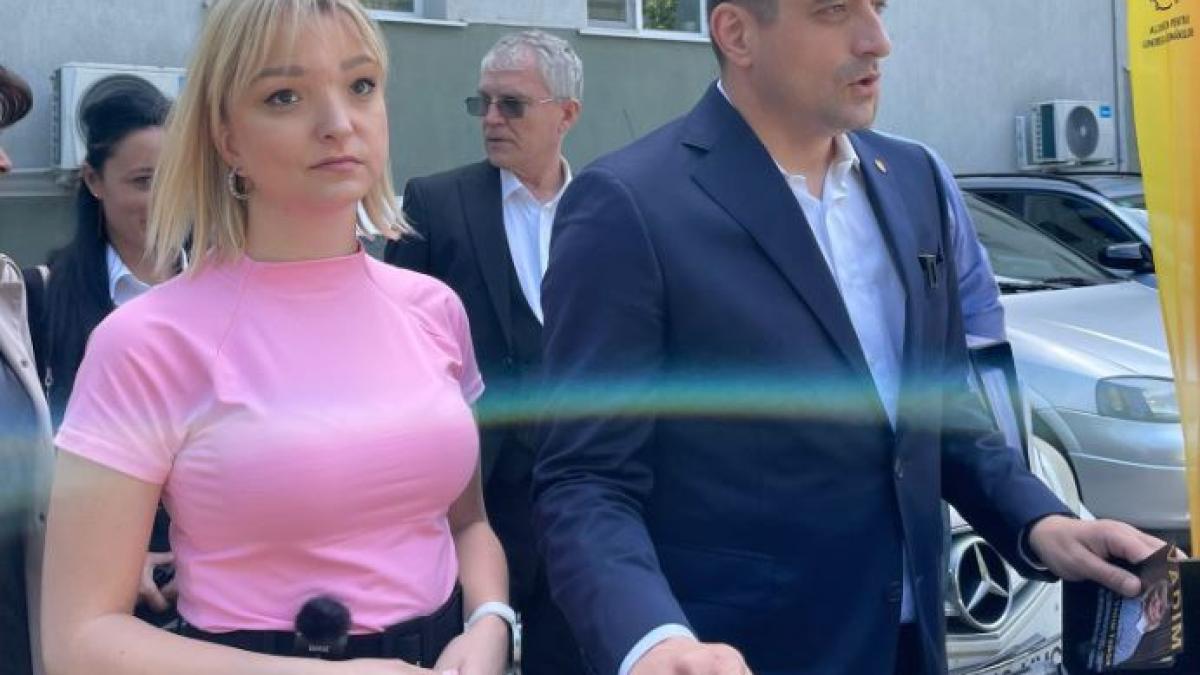 prc-c2prc-a0fiica-cea-mare-a-lui-corneliu-vadim-tudor--lidia--si-a-depus-candidatura-pentru-primaria-sectorului-5prc-c2prc-a0_80149300