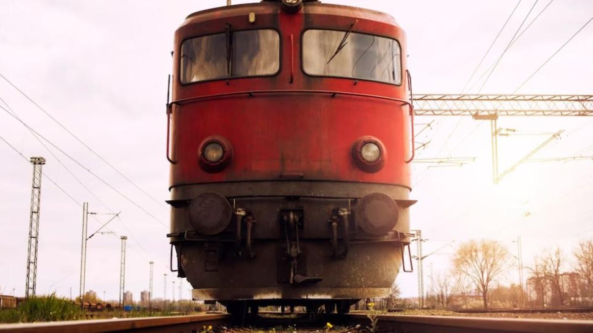 locomotiva-unui-tren-cu-romani--in-flacari--peste-doua-sute-de-pasageri-erau-in-vagoane