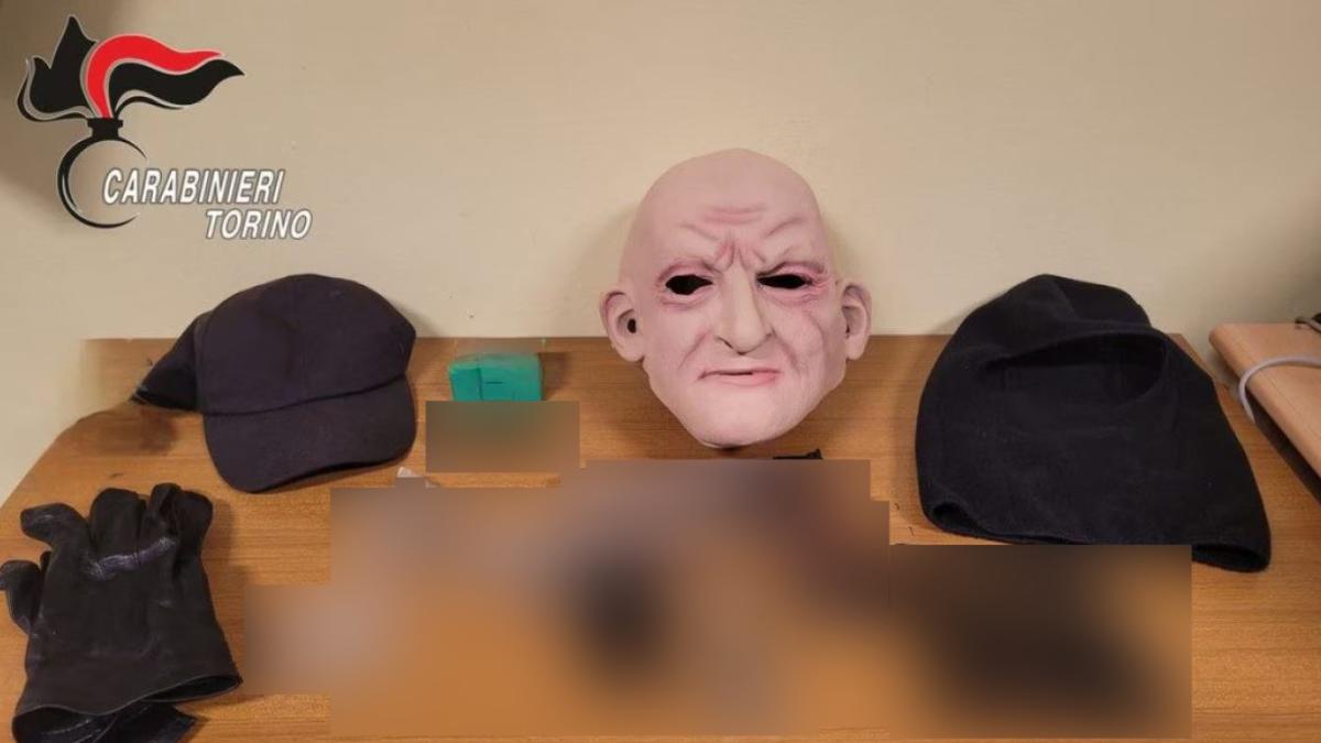 italia--doi-batrani-deghizati-cu-masti-de-carnaval--prinsi-incercand-sa-talhareasca-oamenii-de-pe-stradaprc-c2prc-a0_23460300