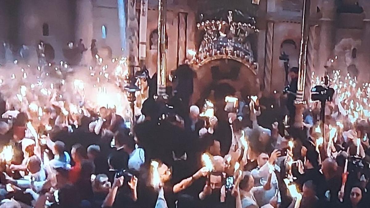 lumina-sfanta-s-a-aprins-la-ierusalim--la-mormantul-lui-iisus