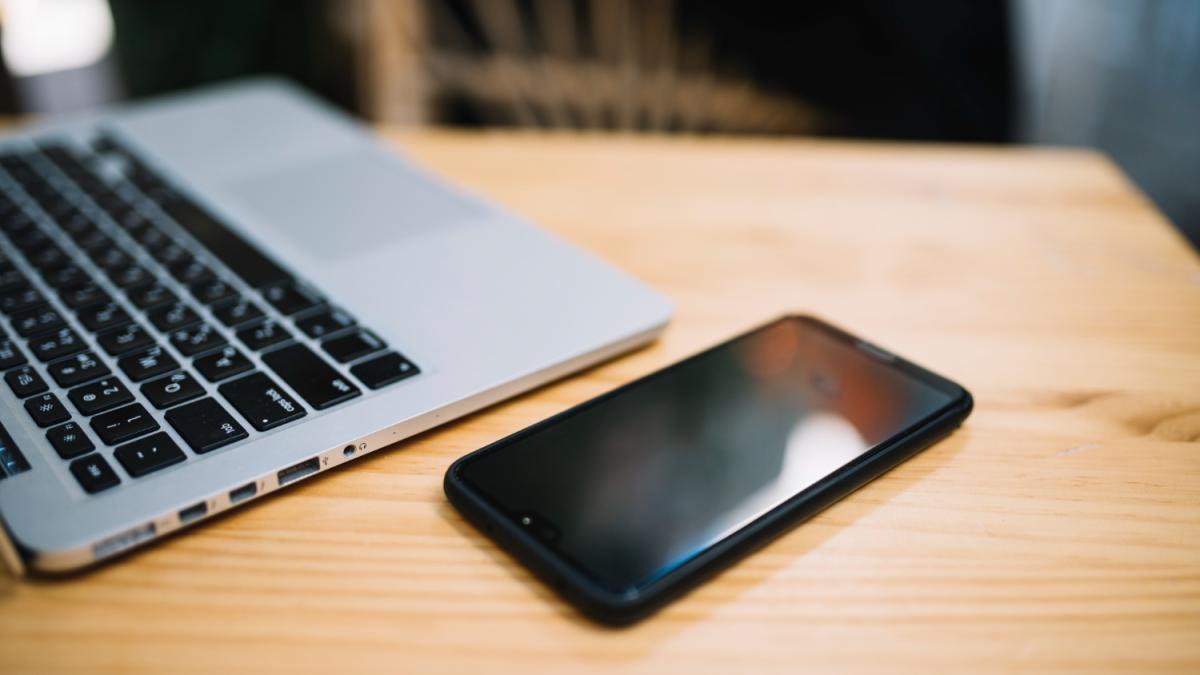 romanca-din-italia--prinsa-incercand-sa-fure-un-telefon-folosind-tehnica-prc-e2prc-80prc-9dfoaia-de-hartieprc-e2prc-80prc-9d_64147200