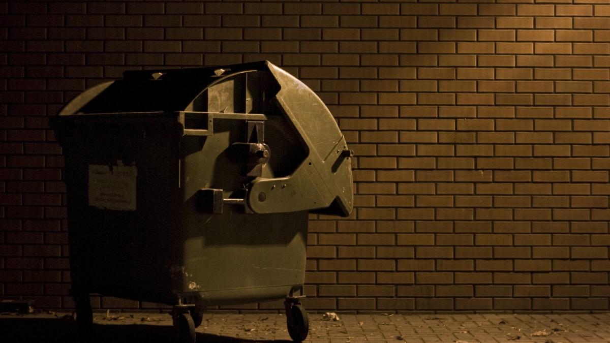 un-barbat-din-italia-a-murit-blocat-intr-un-tomberon-de-reciclare-a-hainelor_56349300