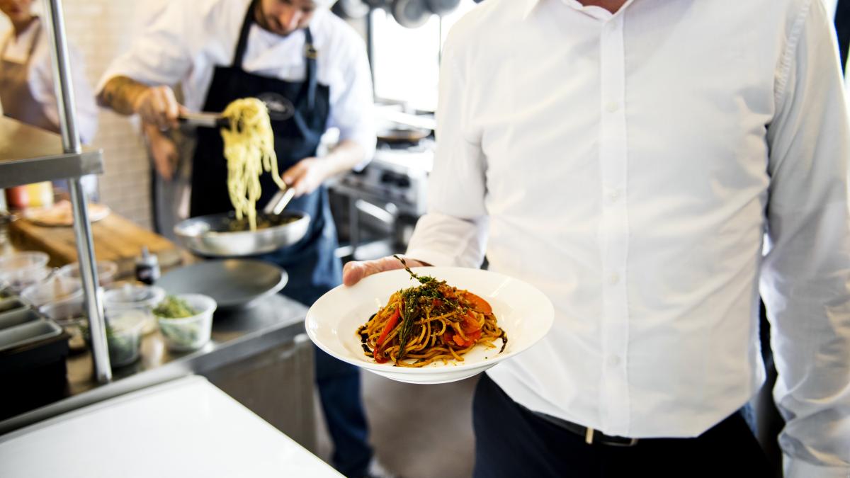 clientul-unui-restaurant-a-cerut-sa-i-fie-schimbata-mancarea-dupa-ce-a-mancat-jumatate-din-ea--reactia-chelnerului_15260800