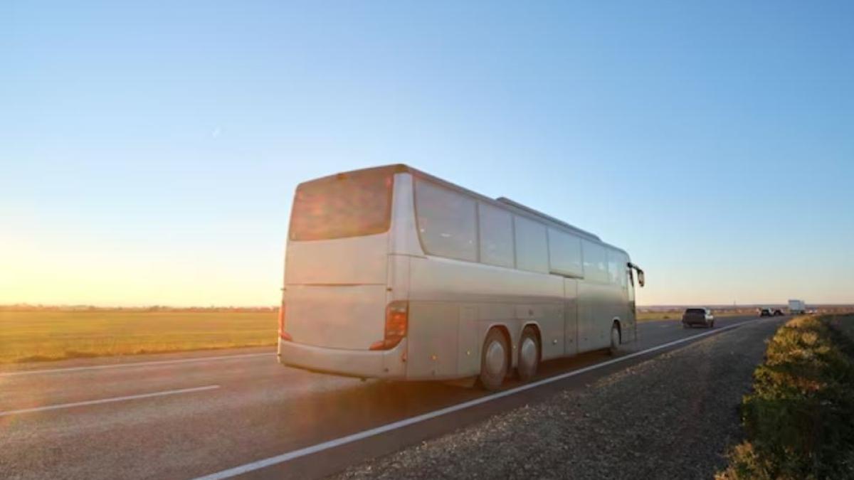 autocar-cu-zeci-de-pensionari--abandonat-pe-autostrada--soferul-pur-si-simplu-a-fugit