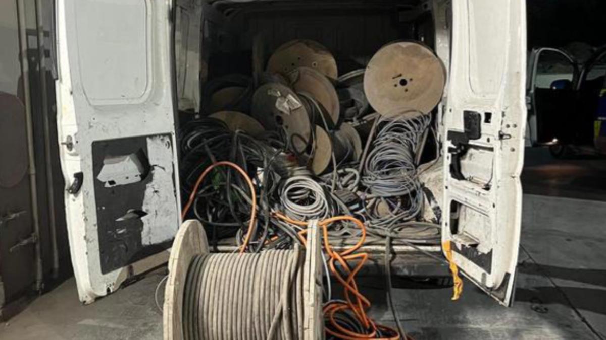 prc-e2prc-80prc-9dnoaptea-ca-hotiiprc-e2prc-80prc-9d--cinci-romani-din-germania-prinsi-in-flagrant-furand-cabluri-dintr-o-fabrica-de-ciment_73403400