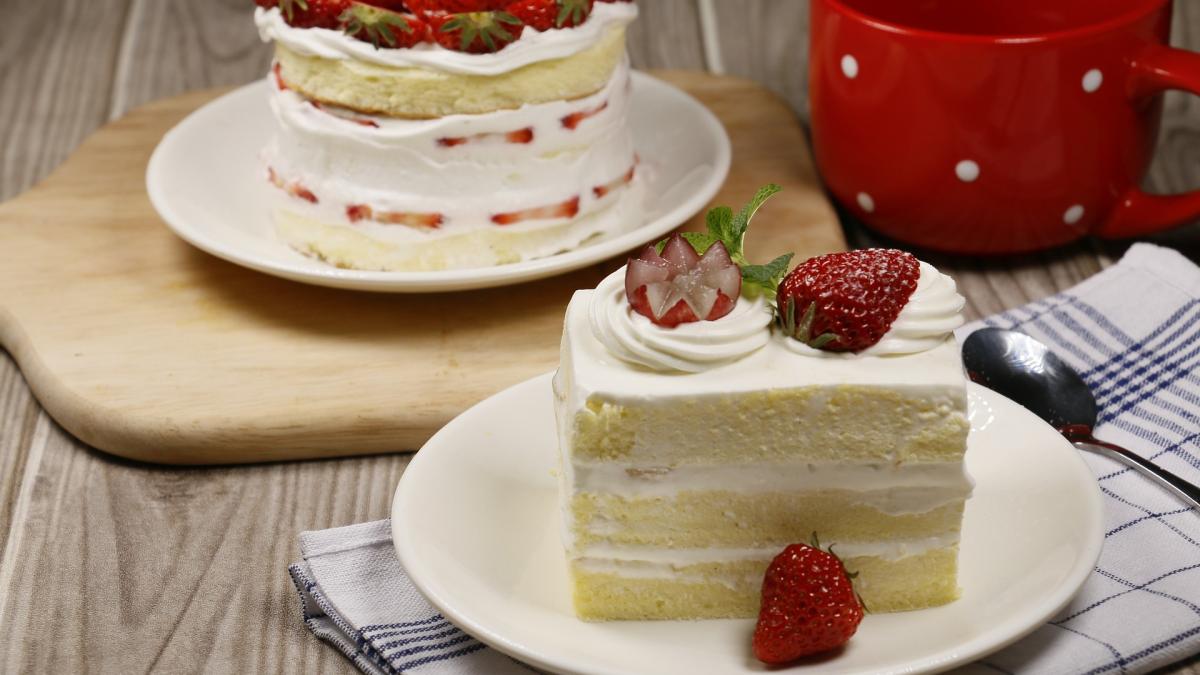 reteta-japoneza-de-tort-pufos-cu-capsuni--perfect-pentru-zilele-calde-de-vara_95059000