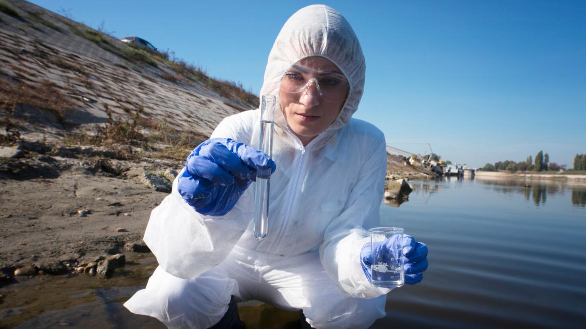 poluare-rauri-toxic--substante-chimice_74547500