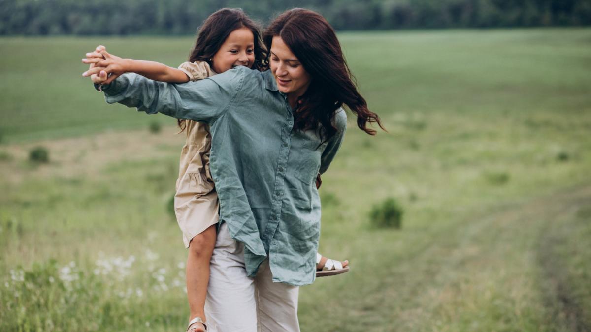 erou-la-sase-ani-o-fetita-a-sunat-la-112-si-a-reusit-sa-o-salveze-pe-mama-ei-aflata-in-pericol_57700600