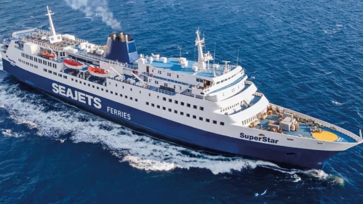 mai-multi-romani-sunt-blocati-pe-un-feribot-intre-insulele-skiathos-si-volos-din-cauza-furtunilor