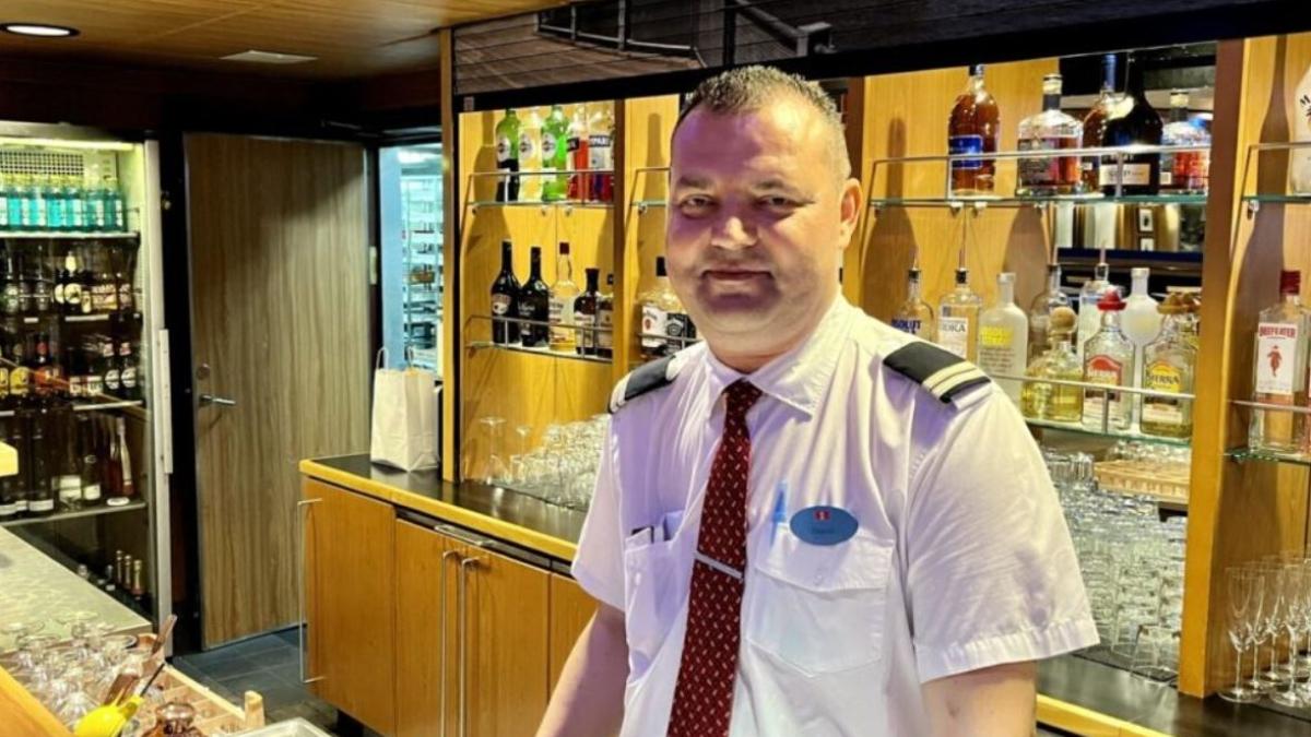 un-roman-povesteste-ce-presupune-un-loc-de-munca-pe-o-nava-de-croaziera--prc-e2prc-80prc-9dcastig-la-fel-de-mult-ca-un-director-de-bancaprc-e2prc-80prc-9d_50153600