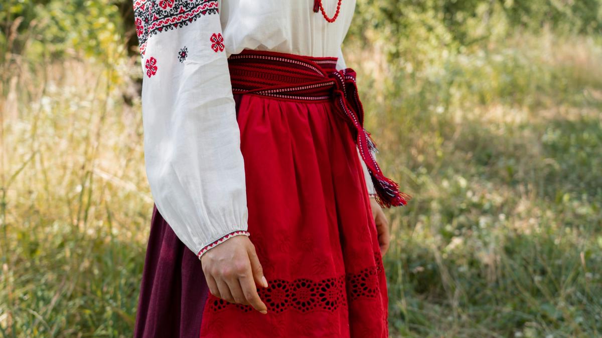 traditii-romanesti-diaspora-port-popular-costum-popular-romanca-traditional_91471000