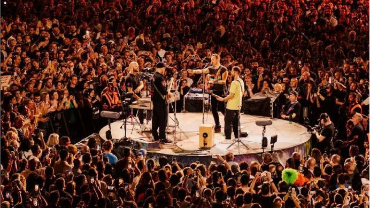 babasha--din-nou-pe-scena-trupei-coldplay-reactia-publicului-si-mesajul-emotionant-al-lui-chris-martin-pentru-romani_63922500
