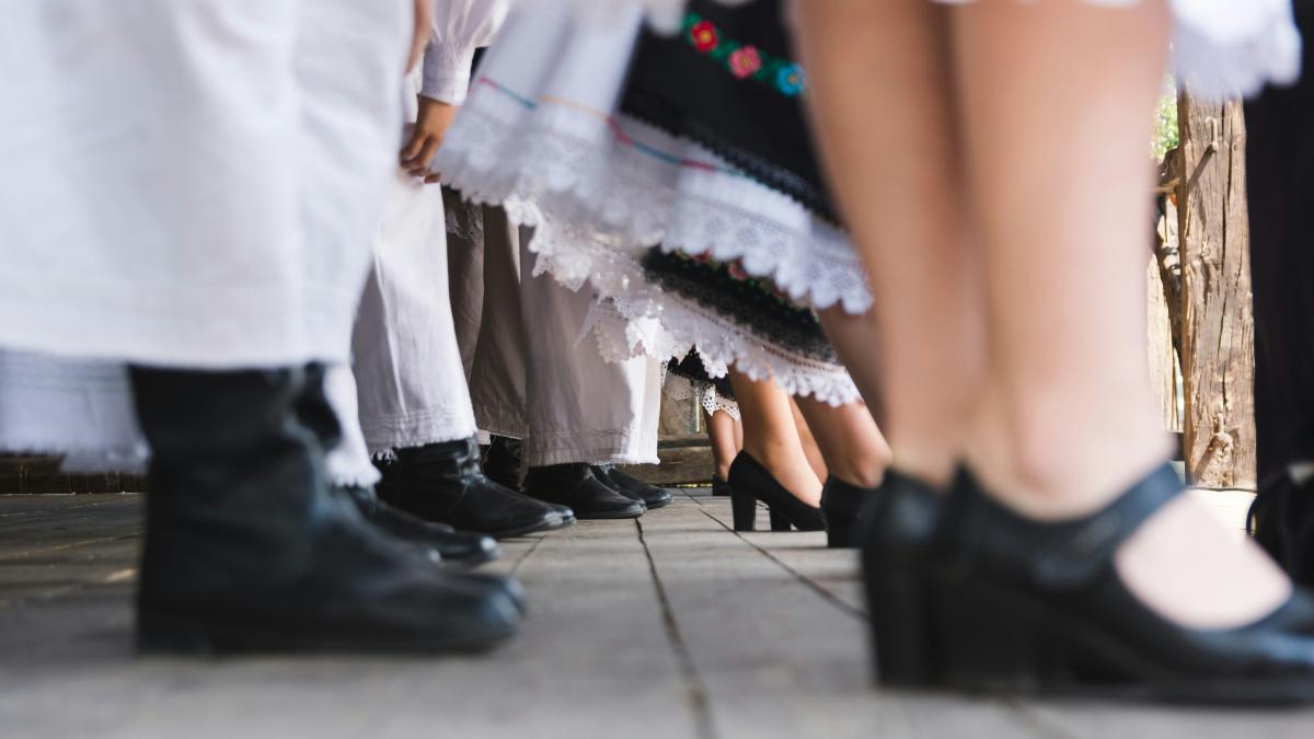 costum-popular-romanesc-traditii-costum-romanesc_85886300