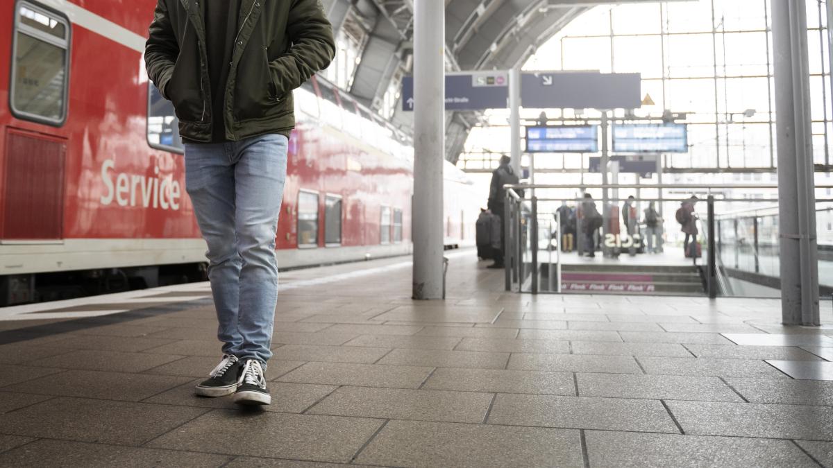 un-roman-a-facut-haos-intr-o-gara-germania-prins-la-clasa-i-fara-bilet--conationalul-a-fost-recalcitrant-si-a-lovit-politistii