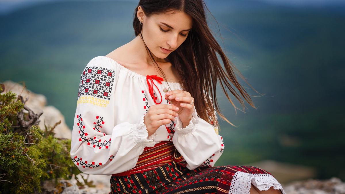 ziua-iei-ie-romaneasca-port-popular-blouse-roumain-bluza-traditionala_47427200