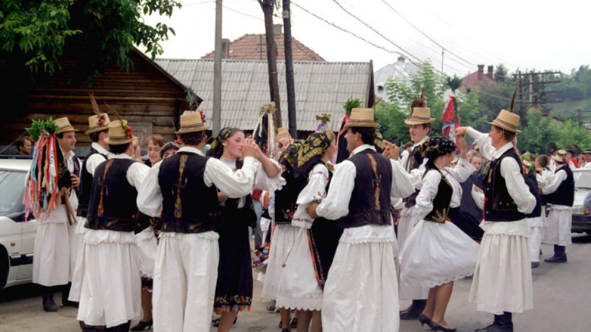 nunta-romaneasca-traditii-obiceiuri-port-popular-costum-popular-ie-1_51888400