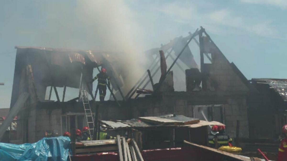 casa-distrusa-flacari-incendiu-casa_86864800
