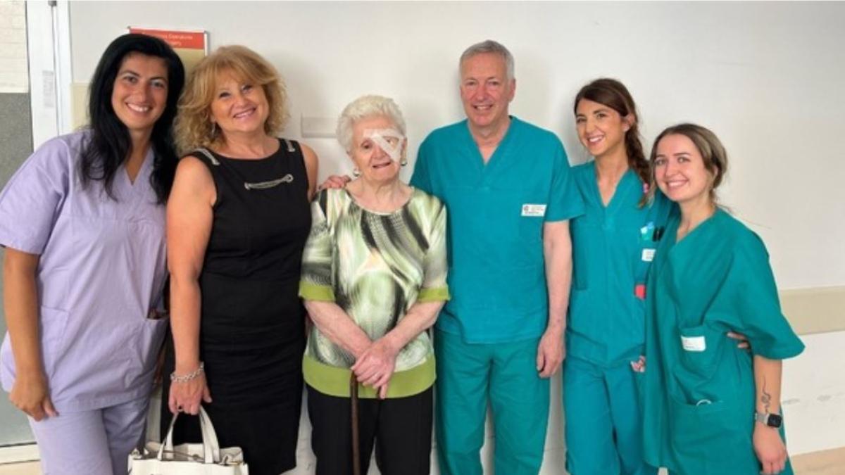 o-batrana-si-a-recuperat-vederea-dupa-20-de-ani--momentul-emotionant-in-care-si-a-vazut-nepotii-pentru-prima-data_35919100