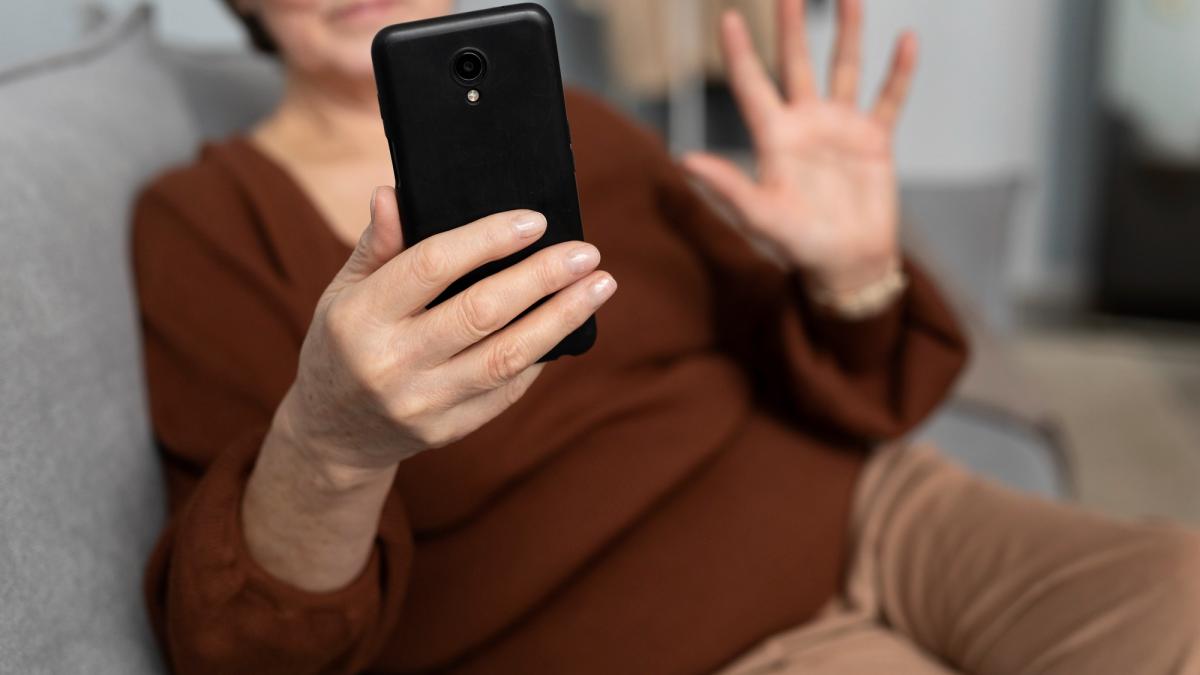 femeie-telefon-inselatorie-smartphone_12018900