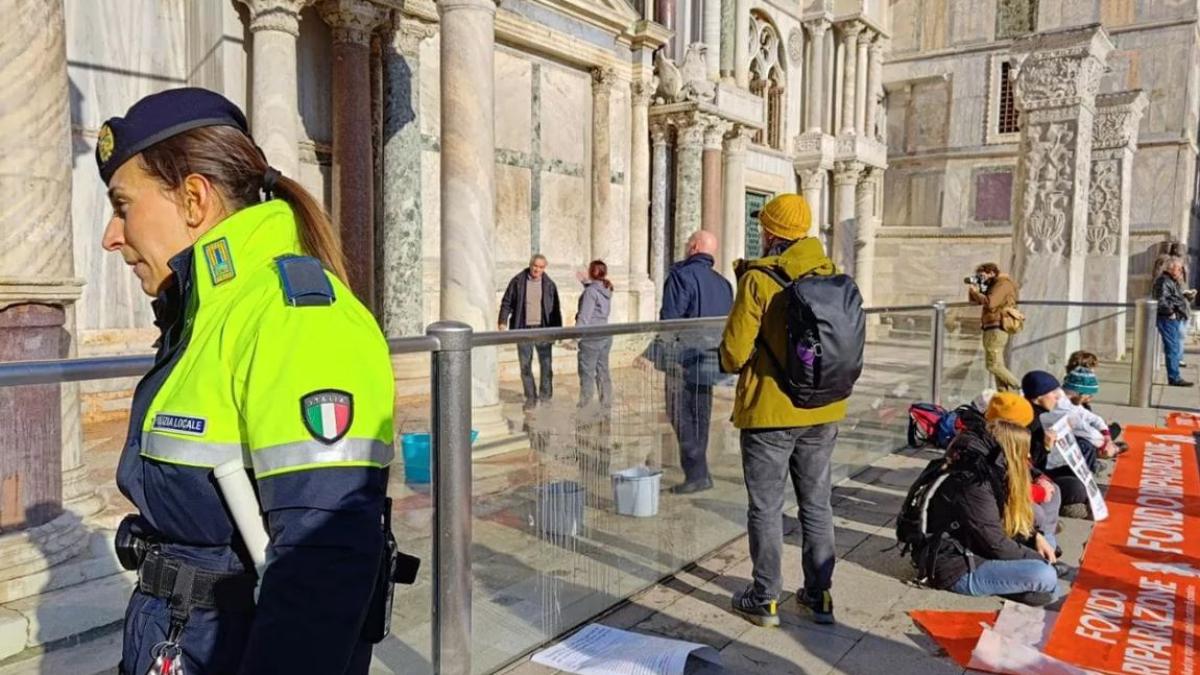 bazilica-san-marco-din-venetia--vandalizata-de-activistii-de-mediu--ministru-italian---cine-produce-prejudicii-plateste_61698400