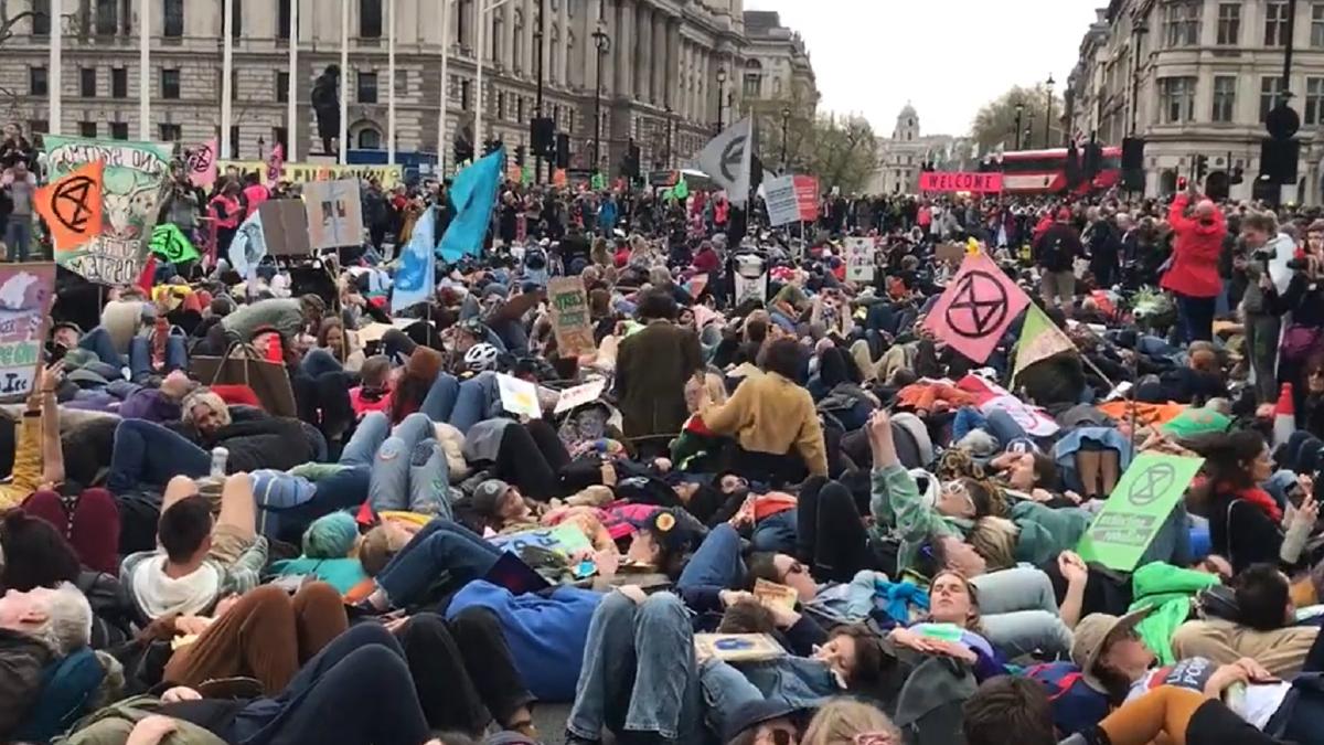 ziua-pamantului-mii-de-oameni-au-protestat-in-marea-britanie--s-au-intins-pe-asfalt-la-londra-politia-ne-aresteaza---video
