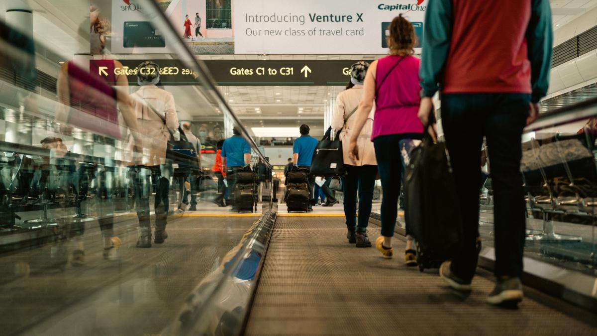 sute-de-pasageri-ai-unui-zbor-spre-madrid-au-avut-parte-de-o-surpriza-neplacuta-de-proportii-din-greseala-avionul-era-fara-niciun-bagaj-la-bord