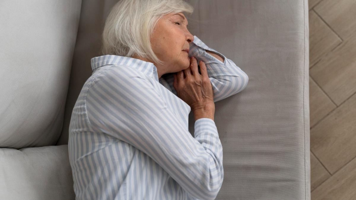 gestul-emotionant-al-carabinierilor-au-platit-o-noapte-de-cazare-pentru-o-batrana-turista-care-dormea-pe-un-sezlong_79891300