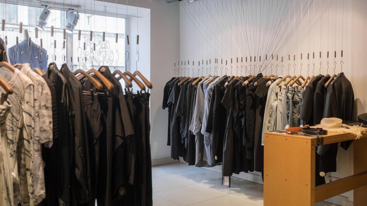 patru-romani-au-jefuit-magazinele-de-moda-din-zurich--trei-ani-hotii-si-au-umplut-gentile-doar-cu-haine-de-firma_25495800