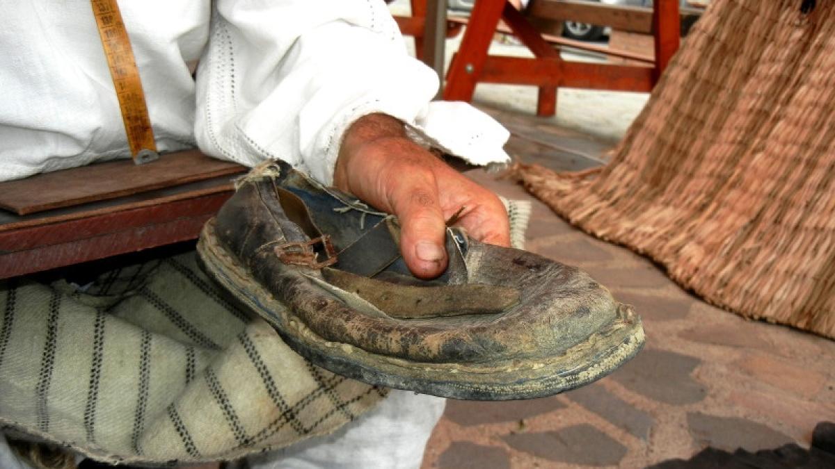 traditii-opinci-incaltaminte_68496800