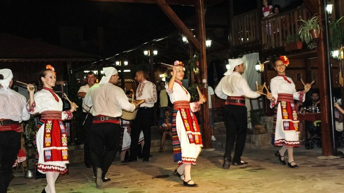 dansuri-populare-traditii-si-obiceiuri_30543800