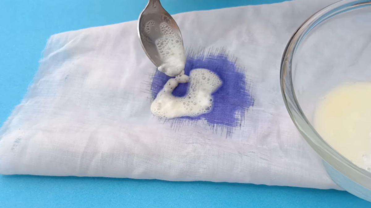 cum-sa-scoti-petele-de-cerneala-de-pe-haine-cat-ai-clipi-trucurile-care-fac-intoarcerea-la-scoala-mai-usoara---pentru-mamici