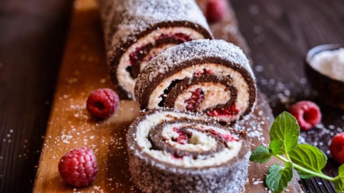 rulada-delicioasa--umpluta-cu-crema-de-alune-si-frisca--un-desert-rafinat--care-trebuie-sa-fie-prezent-pe-masa-de-craciunprc-c2prc-a0prc-c2prc-a0