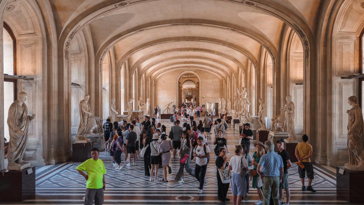 muzeu-turisti-asiatici-turism-de-masa_59064400