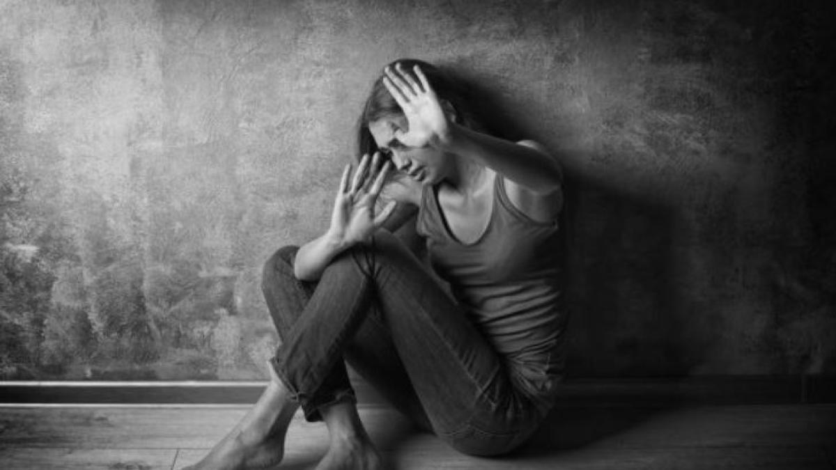 tanara-romanca--sechestrata-si-batuta-de-fostul-concubin--politist-barbatul-i-a-fi-rupt-imbracamintea--a-lovit-o-si-i-a-taiat-parul