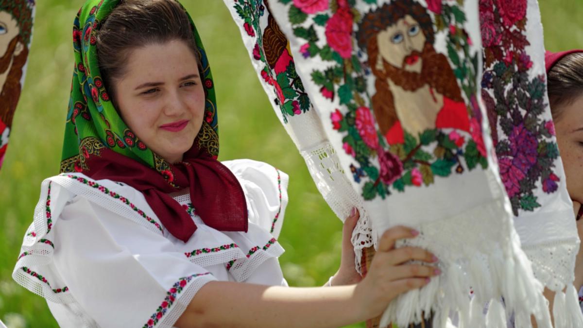 traditii-romanesti-inquam-femeie-port-popular_68290400