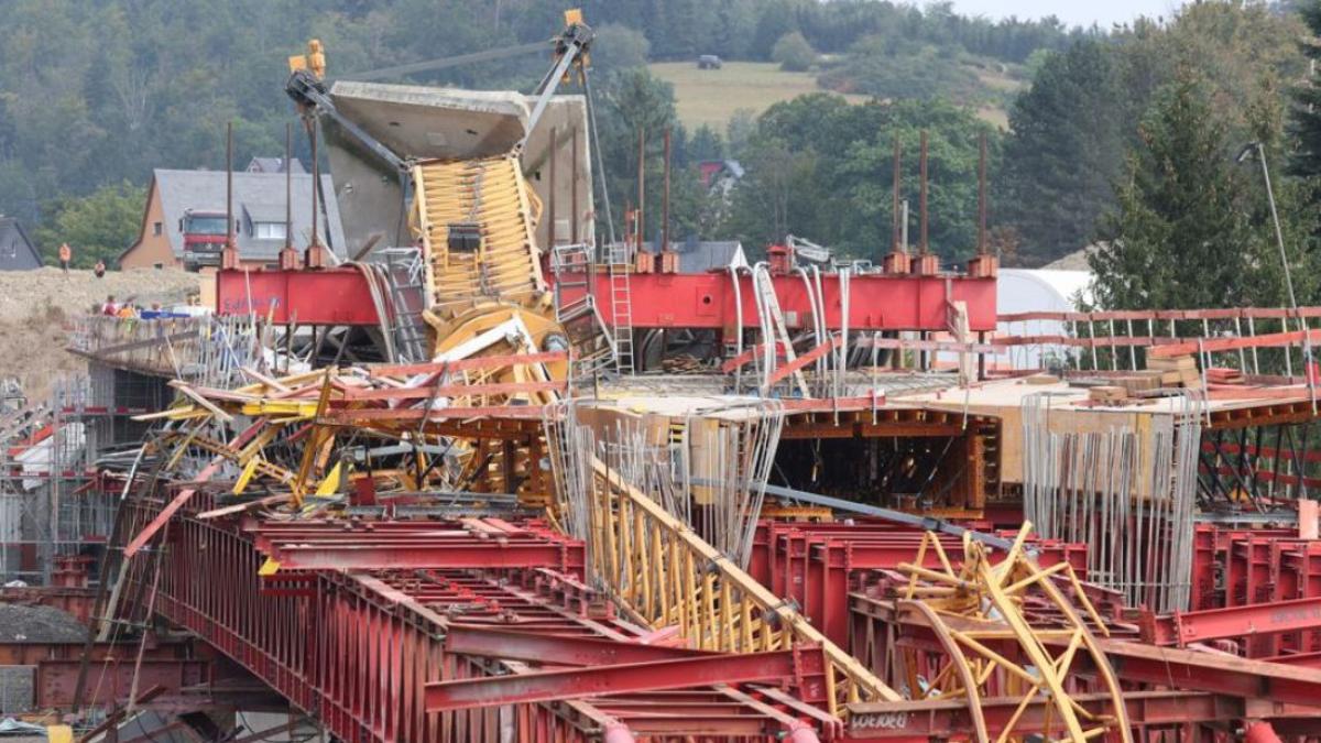 o-macara-de-constructii-s-a-prabusit-pe-santierul-unui-pod-din-germania-o-persoana-si-a-pierdut-viata_02769000