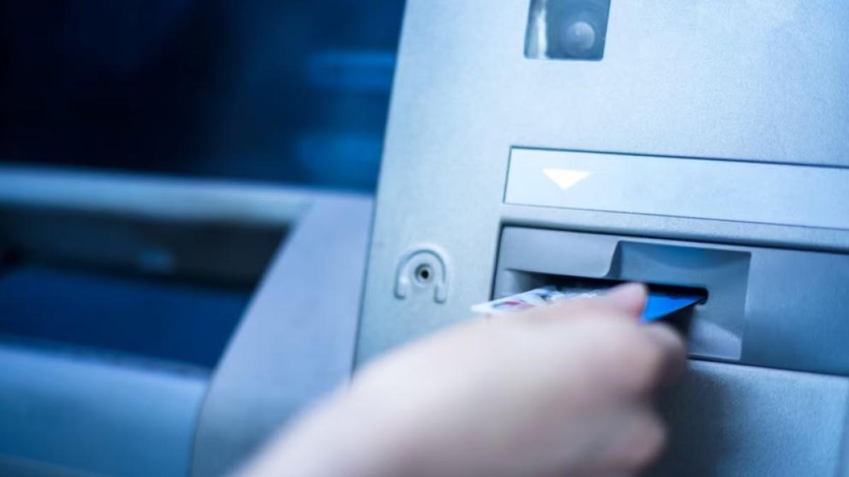 italia--o-noua-inselatorie-la-bancomat--inventata-de-doi-romani--cum-actionau-cei-doi-ca-sa-sperie-victimele-si-sa-le-fure-banii