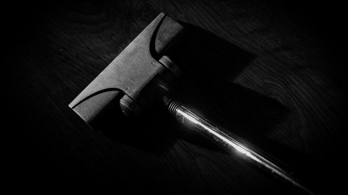 un-barbat-din-germania-a-sunat-la-politie-crezand-ca-un-hot-da-cu-aspiratorul-in-apartamentul-vecinului-sau--cine-era-de-fapt_81955800