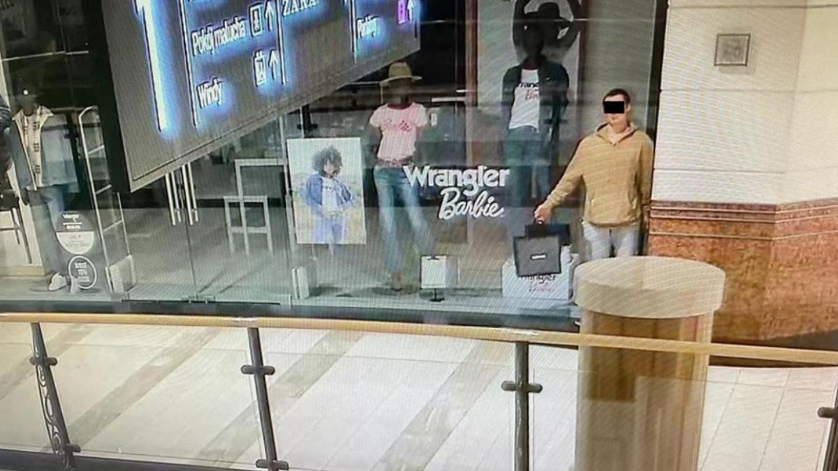 un-hot-s-a-dat-drept-manechin-si-a-asteptat-ore-in-vitrina-pentru-a-fura-dupa-inchiderea-magazinului_59355700