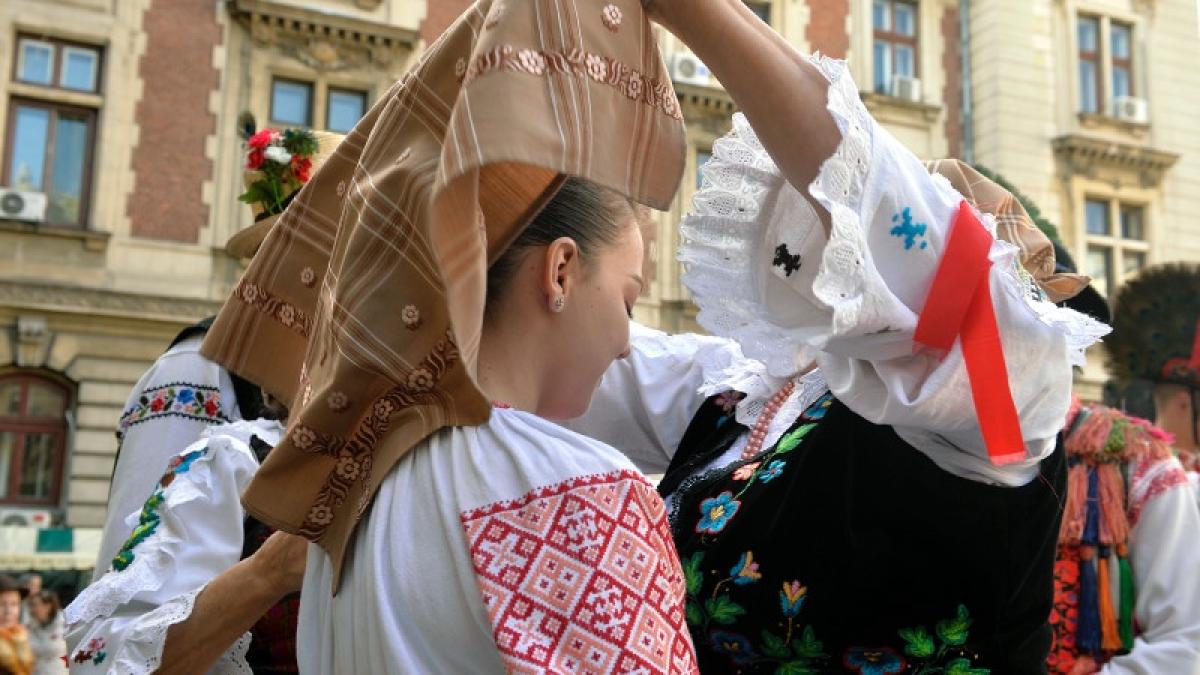 nunta-romaneasca-traditii-obiceiuri-port-popular-costum-popular-ie-2_01101100