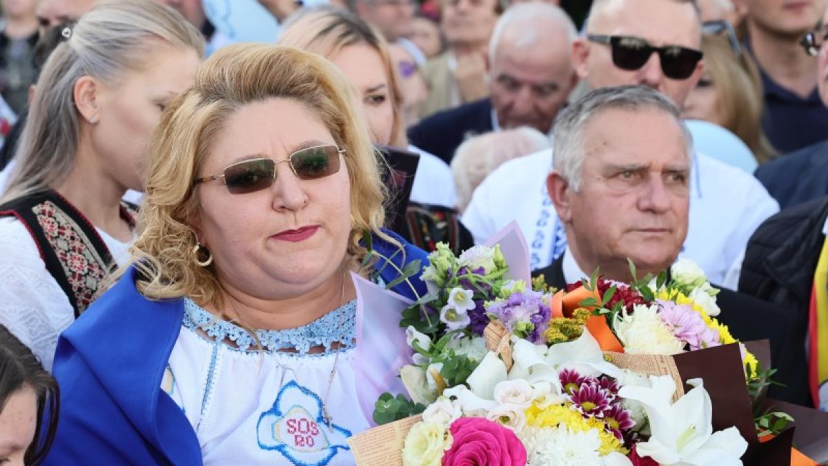 diana-sosoaca-cu-flori-in-mana_90744600