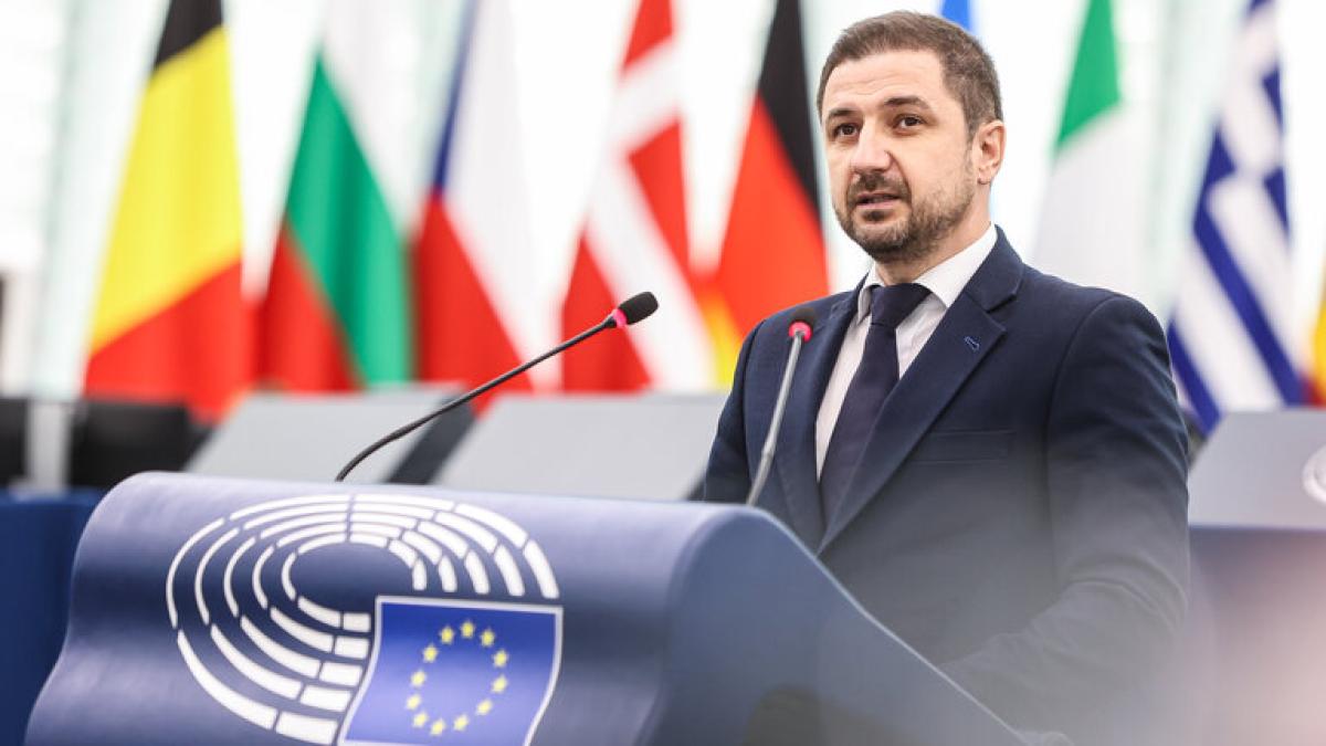 adrian-axinia-22_91650600