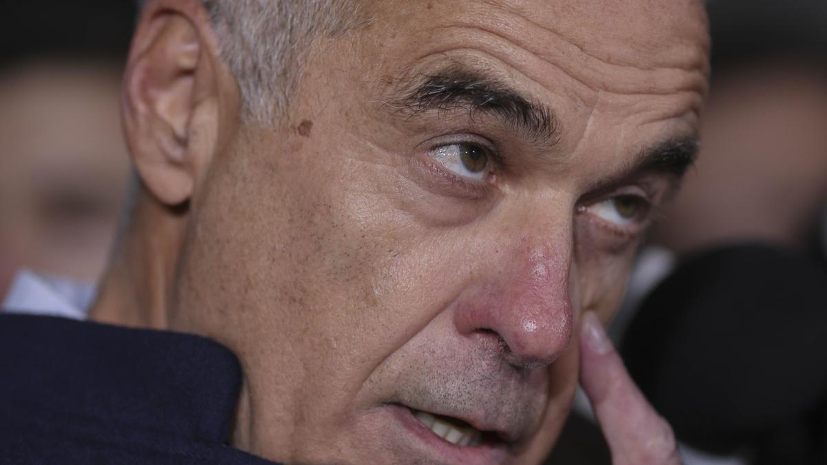 calin-georgescu-cu-degetul-la-fata_84642100