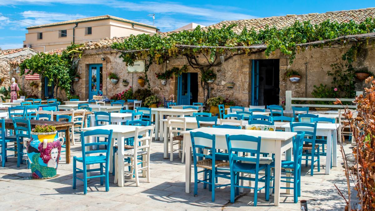 weekend---tavernele-din-grecia-sunt-goale--din-ce-in-ce-mai-multi-turisti-prefera-sa-manance-in-camera--prc-e2prc-80prc-9dcumpara-din-supermarketprc-e2prc-80prc-9d_26024400