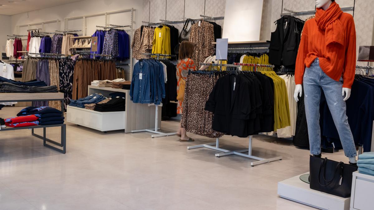 zara-inchide-peste-400-de-magazine_15107800