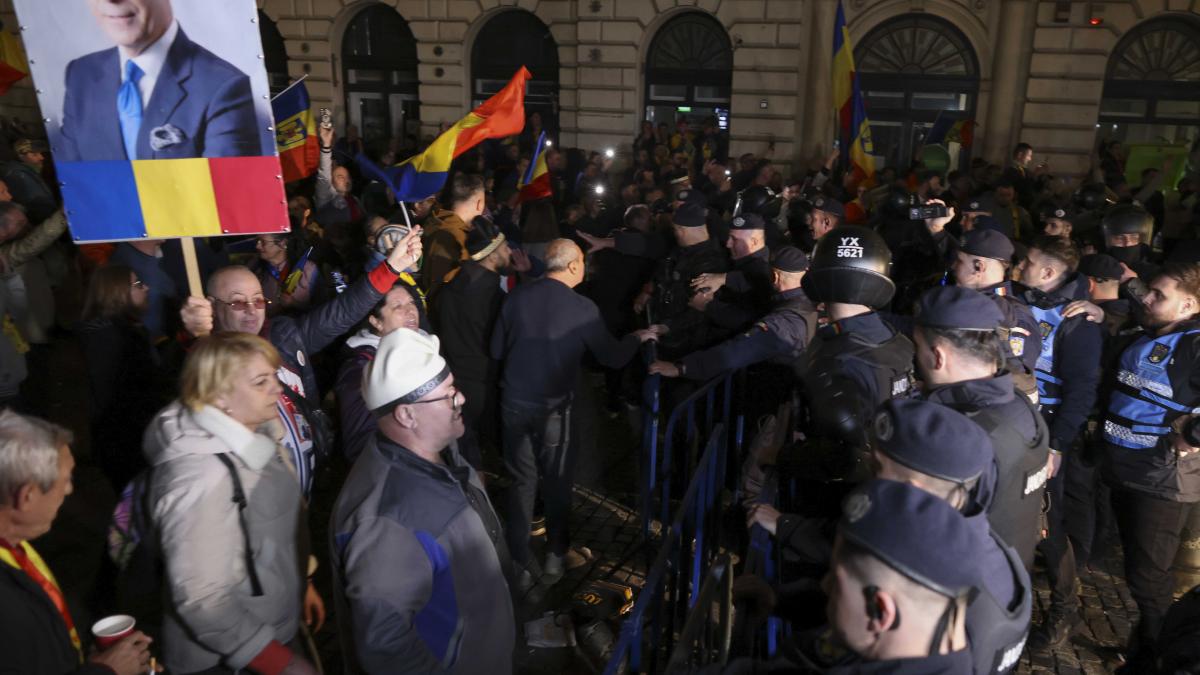 calin-georgescu-protestatari-bec_67556800