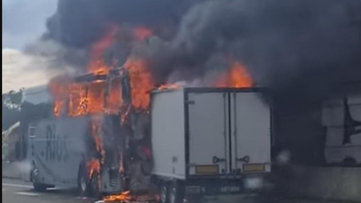 autocar-romani-a-luat-foc-in-franta_95718800