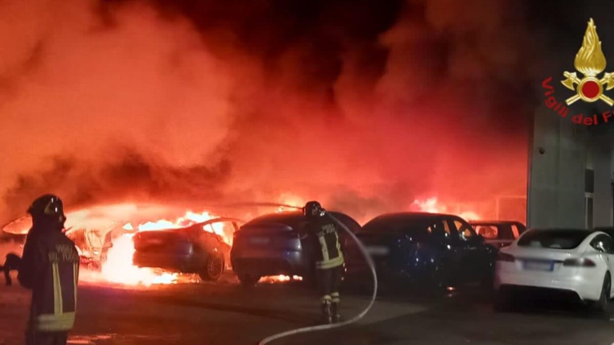 incendiu-reprezentanta-tesla-roma_01657400